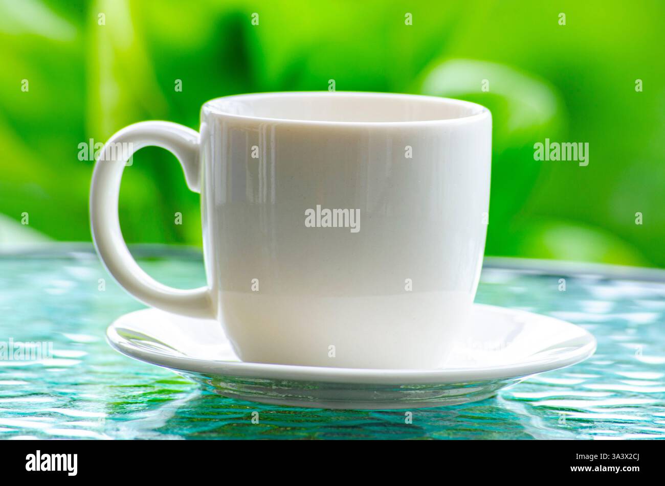 Primo piano della tazza bianca con spazio personalizzabile per il mockup. Foto Stock