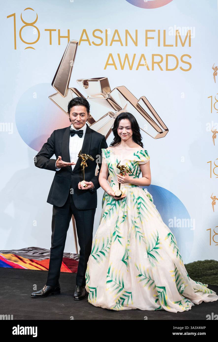 L'attrice cinese Tang Wei (a destra) e l'attore sudcoreano Jang Dong Gun sono stati premiati con l'Excellence in Asian Cinema Award. Hong Kong, Cina. 16 marzo 2025. La cerimonia del 18° Asian Film Awards si è tenuta presso l'Hong Kong Opera Centre il 16 marzo 2025. Gli Asian Film Awards di quest'anno hanno presentato 30 film eccezionali provenienti da 25 paesi o regioni, in competizione per 16 premi. Le opere nominate erano di diverso genere e la competizione era intensa. Crediti: Hou Yu/China News Service/Alamy Live News Foto Stock
