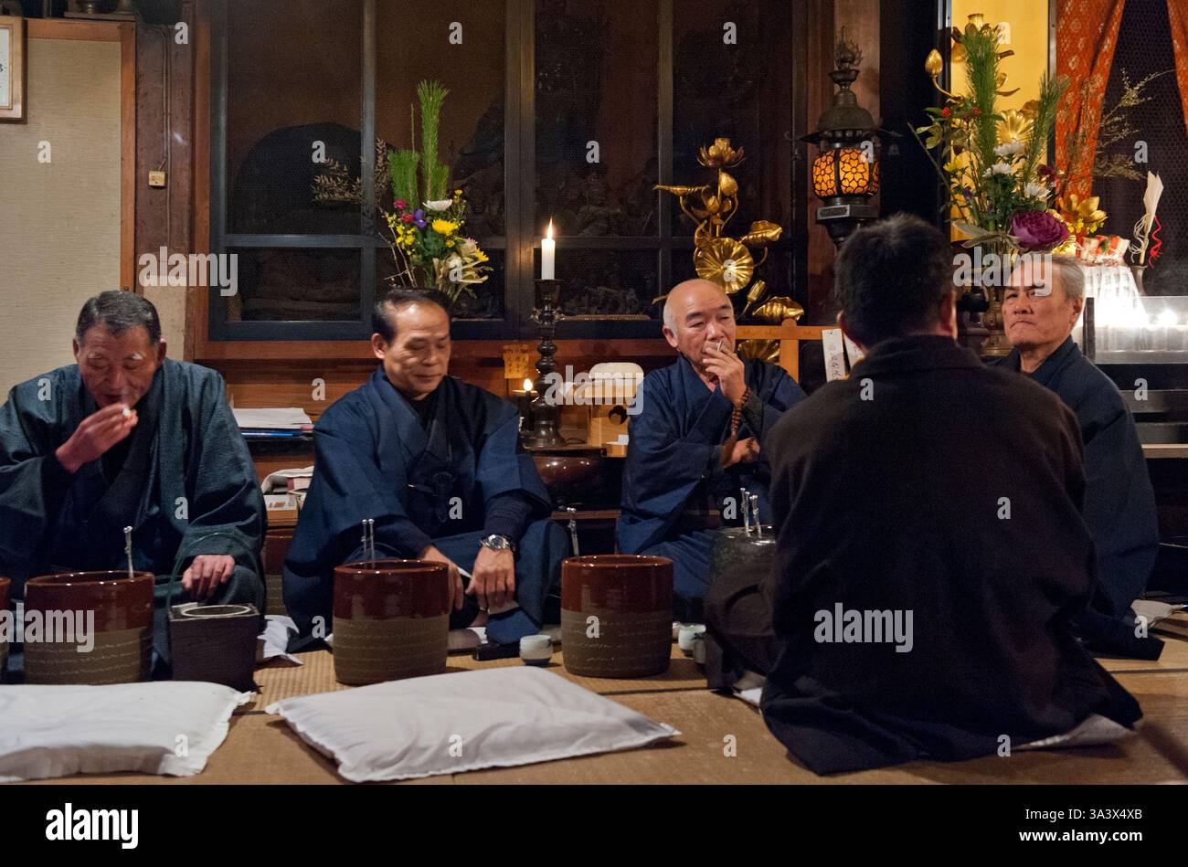 Gruppo di anziani della comunità che indossano un tradizionale kimono seduto sul pavimento di un tempio e che si riunisce al tempio Hotokuji di Ichinobe, Shiga, Giappone. Foto Stock