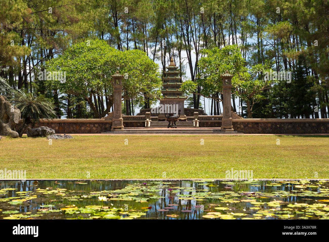 La Pagoda di Thiên Mụ, conosciuta anche come la Pagoda della Signora Celeste, è uno storico e iconico tempio buddista situato a Huế, in Vietnam. Foto Stock