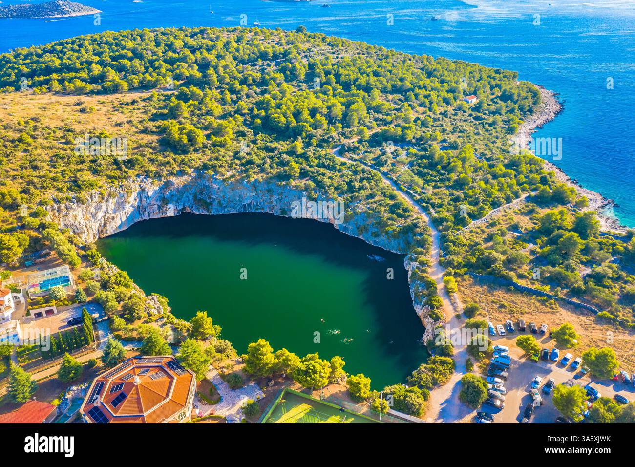 Veduta aerea del lago Zmajevo Oko - Un fenomeno naturale in Croazia Foto Stock
