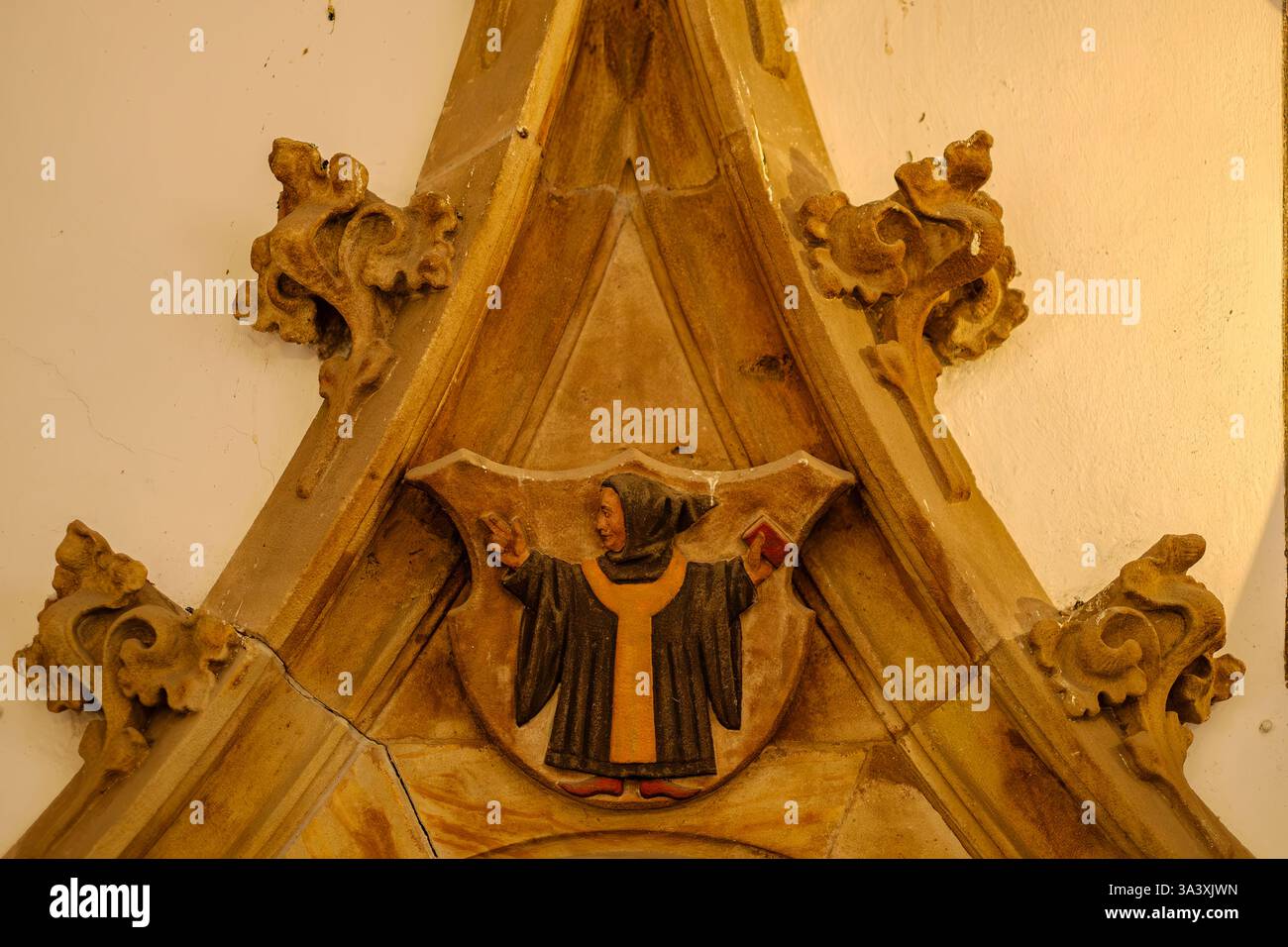 Münchner Kindl, stemma della città di Monaco in un arco gotico a punta nel municipio di Monaco, Baviera, Germania, solo per uso editoriale. Foto Stock