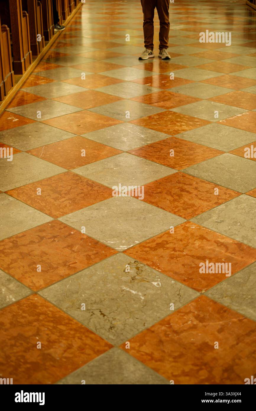 Motivo a scacchi, disposizione delle piastrelle del pavimento nella Frauenkirche, o Cattedrale di nostra Signora, a Monaco, Baviera, Germania, solo per uso editoriale. Foto Stock