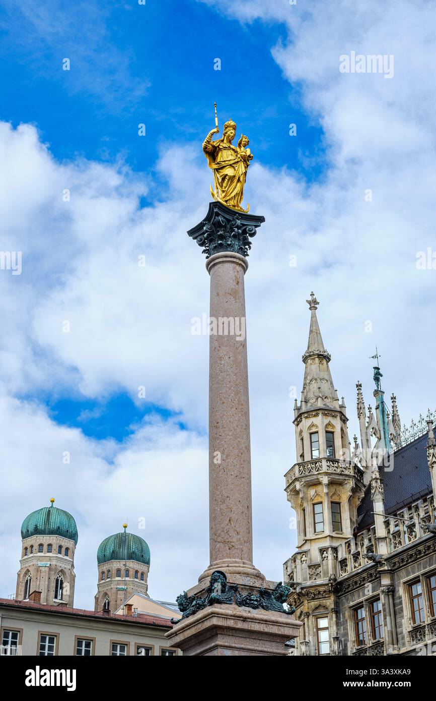 La colonna mariana su Marienplatz, sullo sfondo il nuovo Municipio e la Frauenkirche, Monaco, Baviera, Germania. Foto Stock