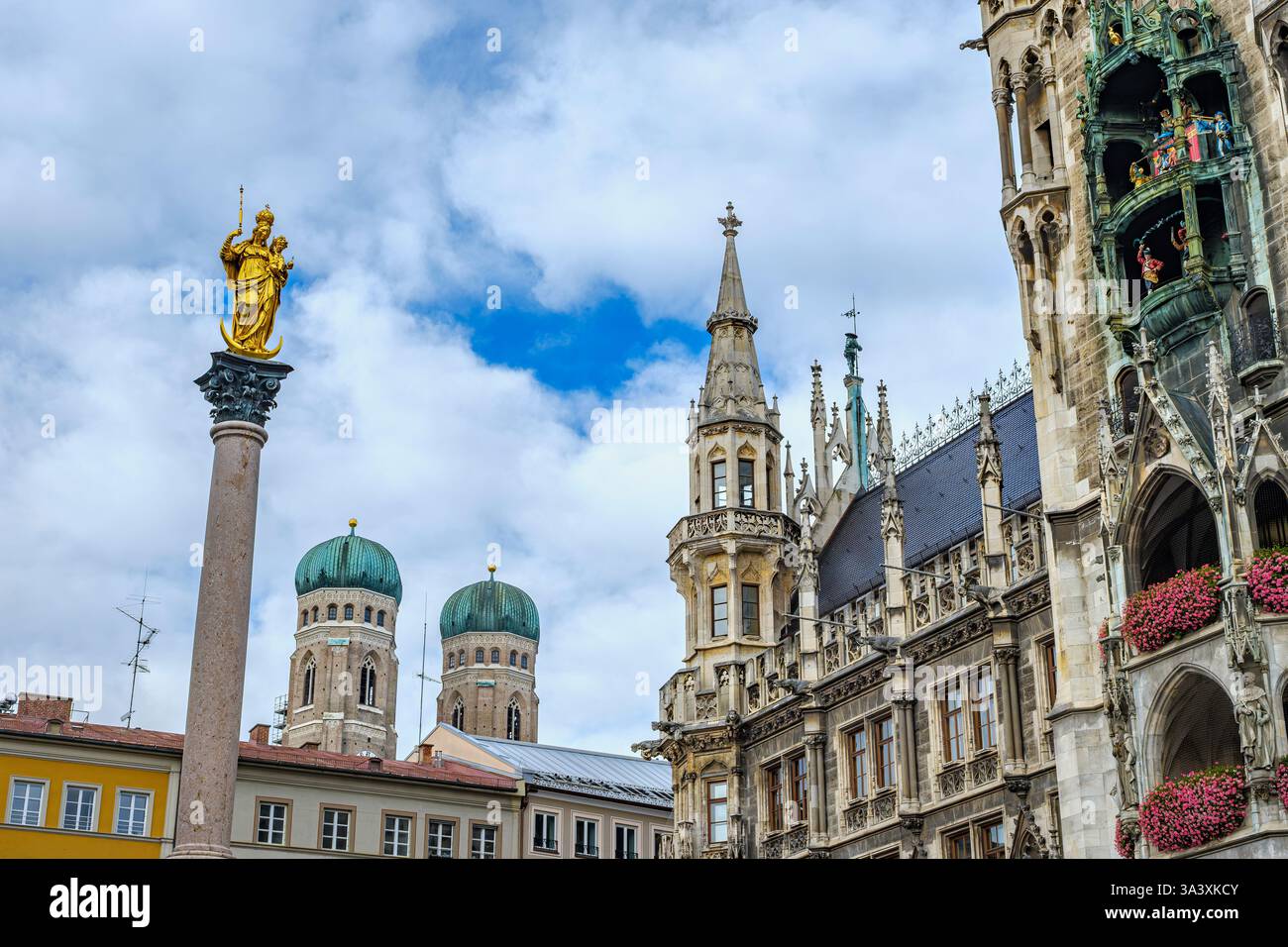 La colonna mariana su Marienplatz, sullo sfondo il nuovo Municipio e la Frauenkirche, Monaco, Baviera, Germania. Foto Stock