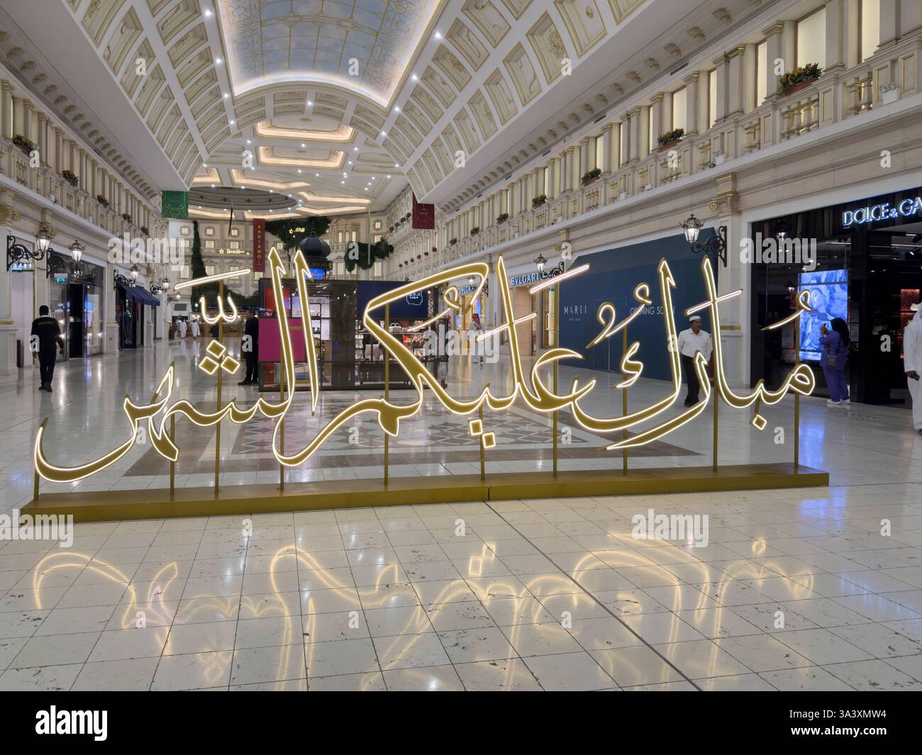 Doha, Qatar - 17 marzo 2025: Architettura ispirata a Venezia del Villaggio Mall di Doha. Foto Stock