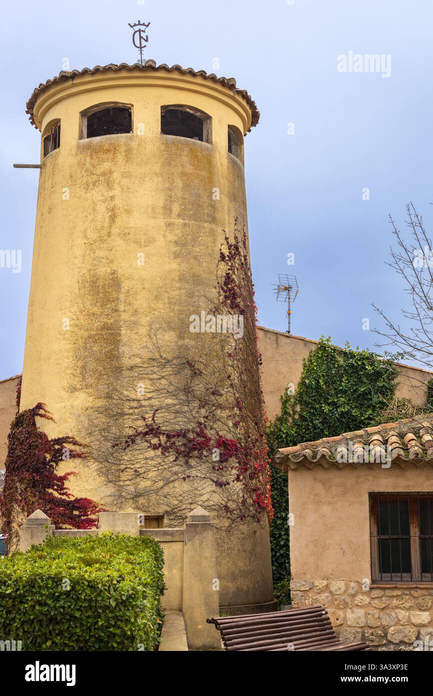 Una vecchia torre in una città medievale. Urueña, Provincia di Valladolid, Castiglia e León, Spagna. Foto Stock