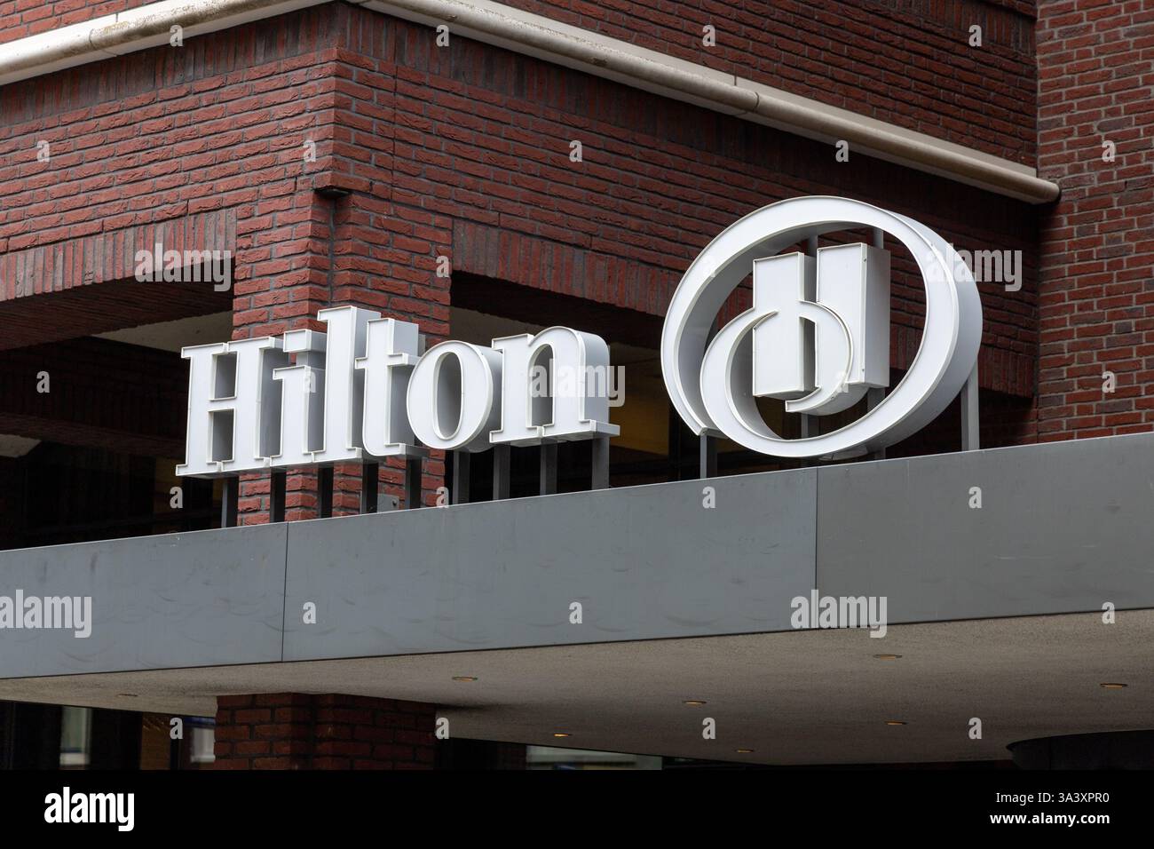 Cartello con il logo dell'Hilton Hotel. Hilton è una catena internazionale di hotel e resort di proprietà di Hilton Worldwide. Foto Stock