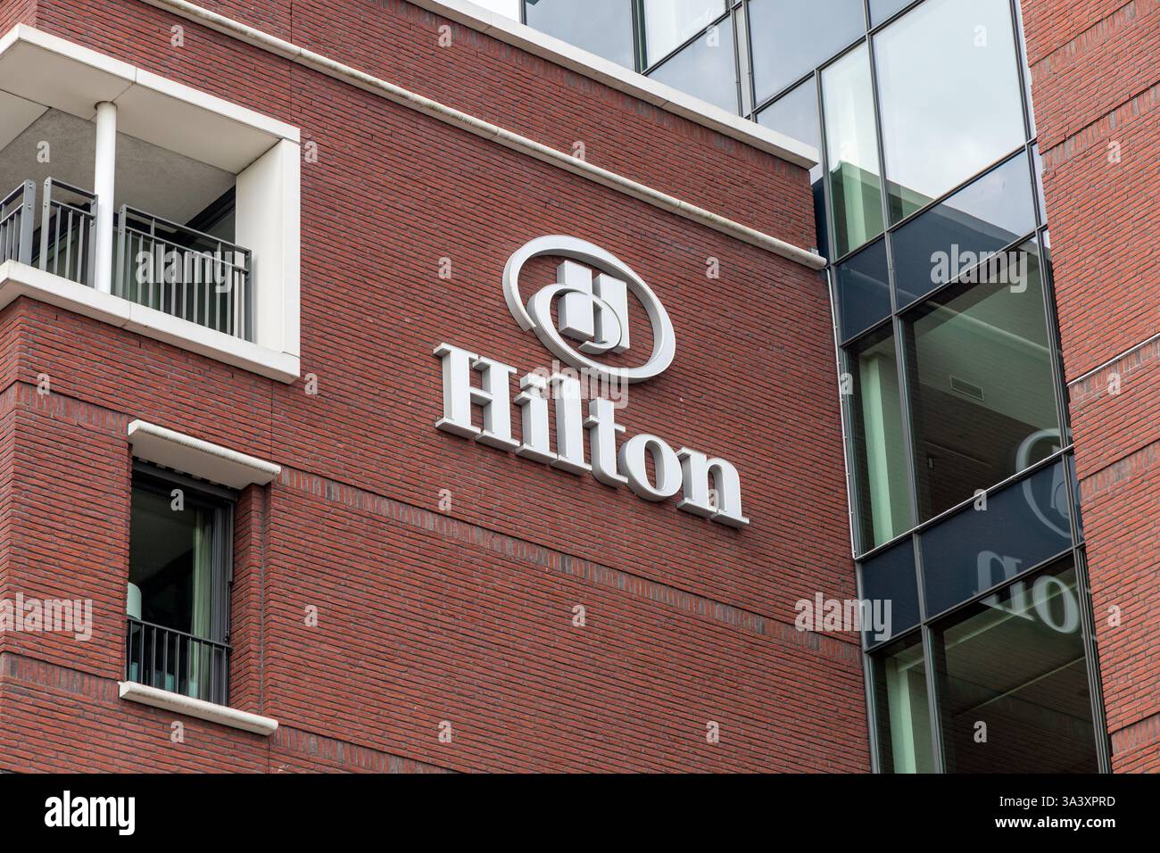 Cartello con il logo dell'Hilton Hotel. Hilton è una catena internazionale di hotel e resort di proprietà di Hilton Worldwide. Foto Stock