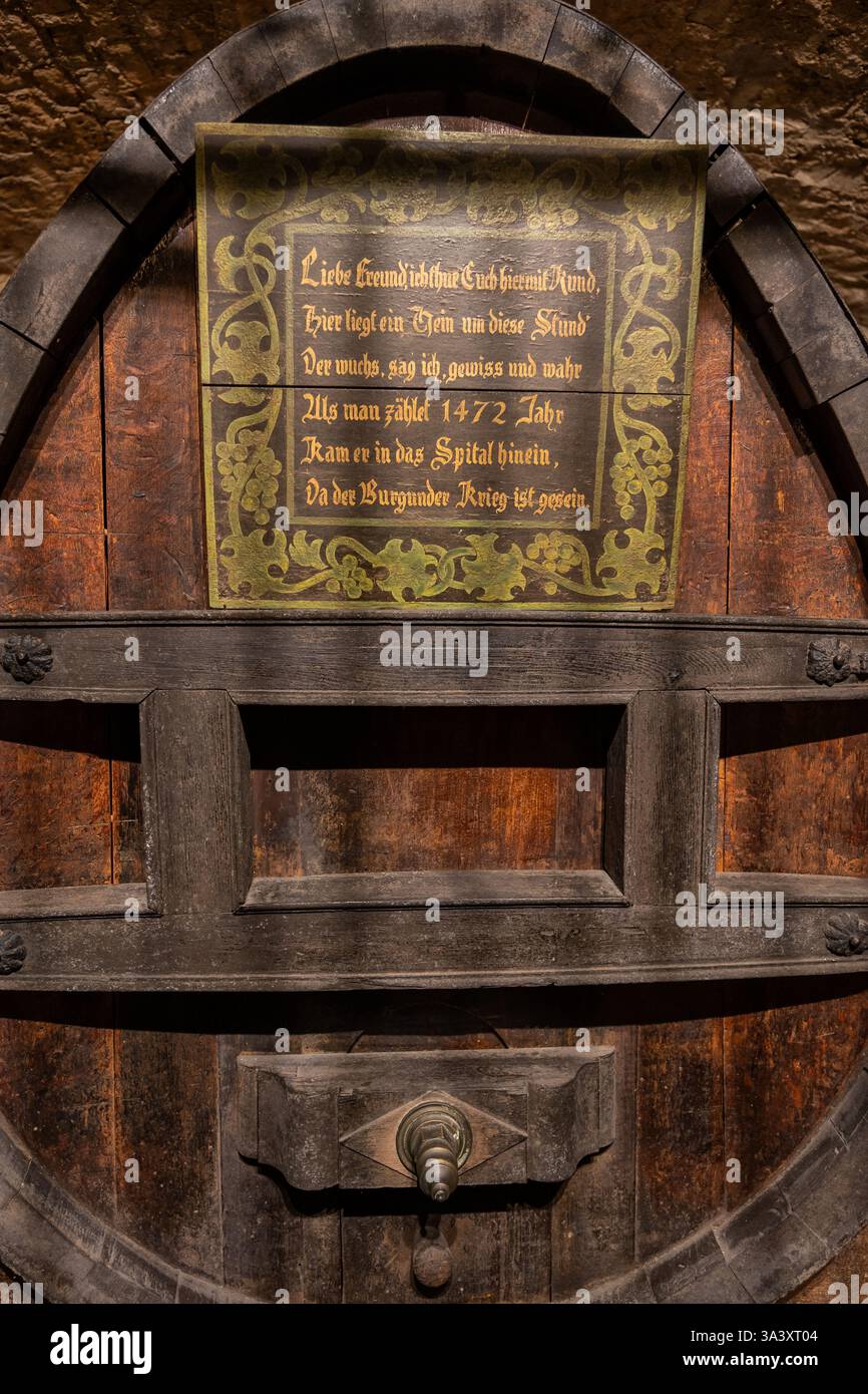 Leggendario vino d'annata del 1472, il più antico del mondo invecchiato in botte nella storica cantina vinicola dell'Hospice di Strasburgo dal 1395 nella città di Strasbo Foto Stock