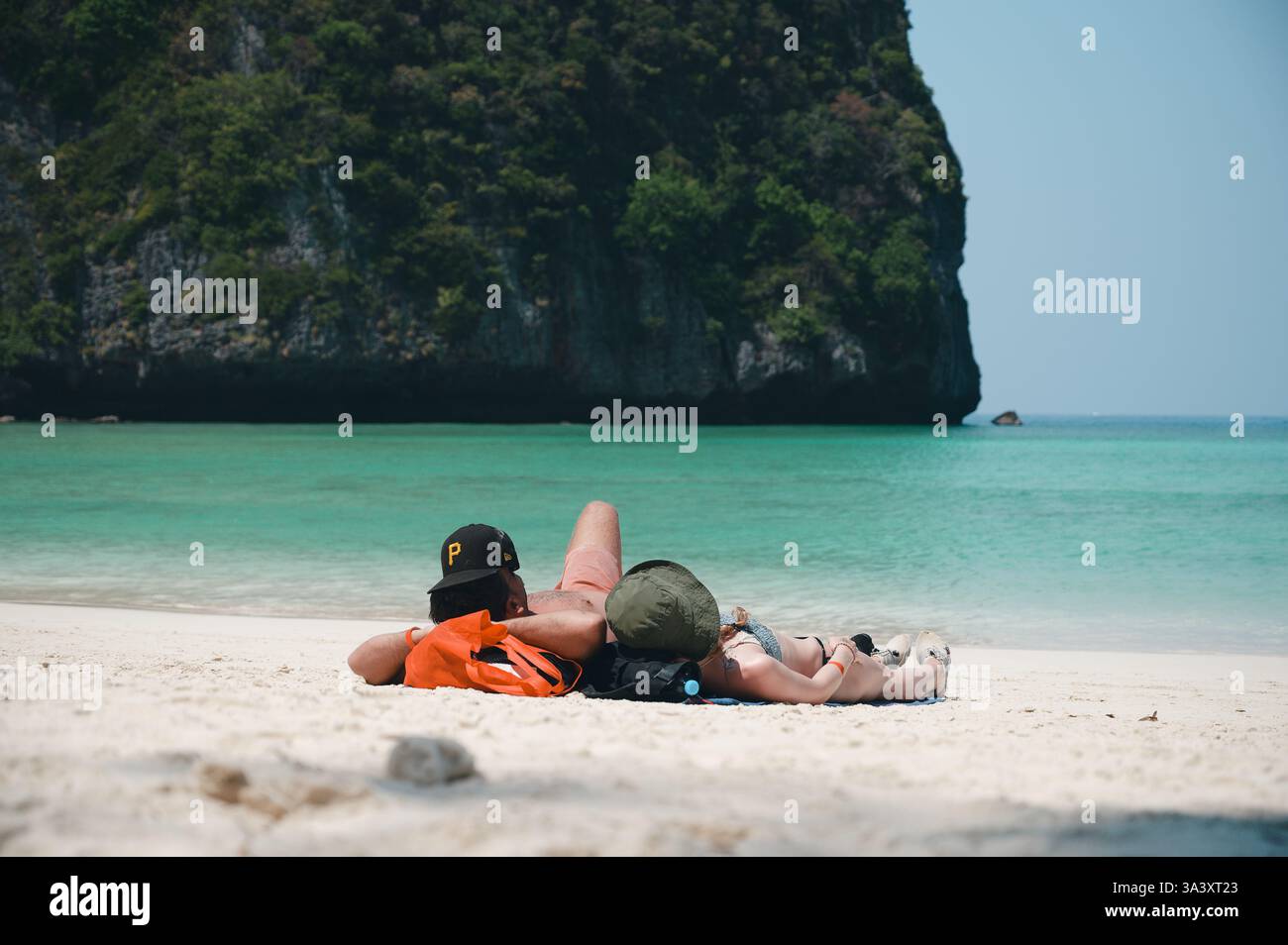 Una giovane coppia si rilassa sulle sabbie bianche di Maya Bay Foto Stock