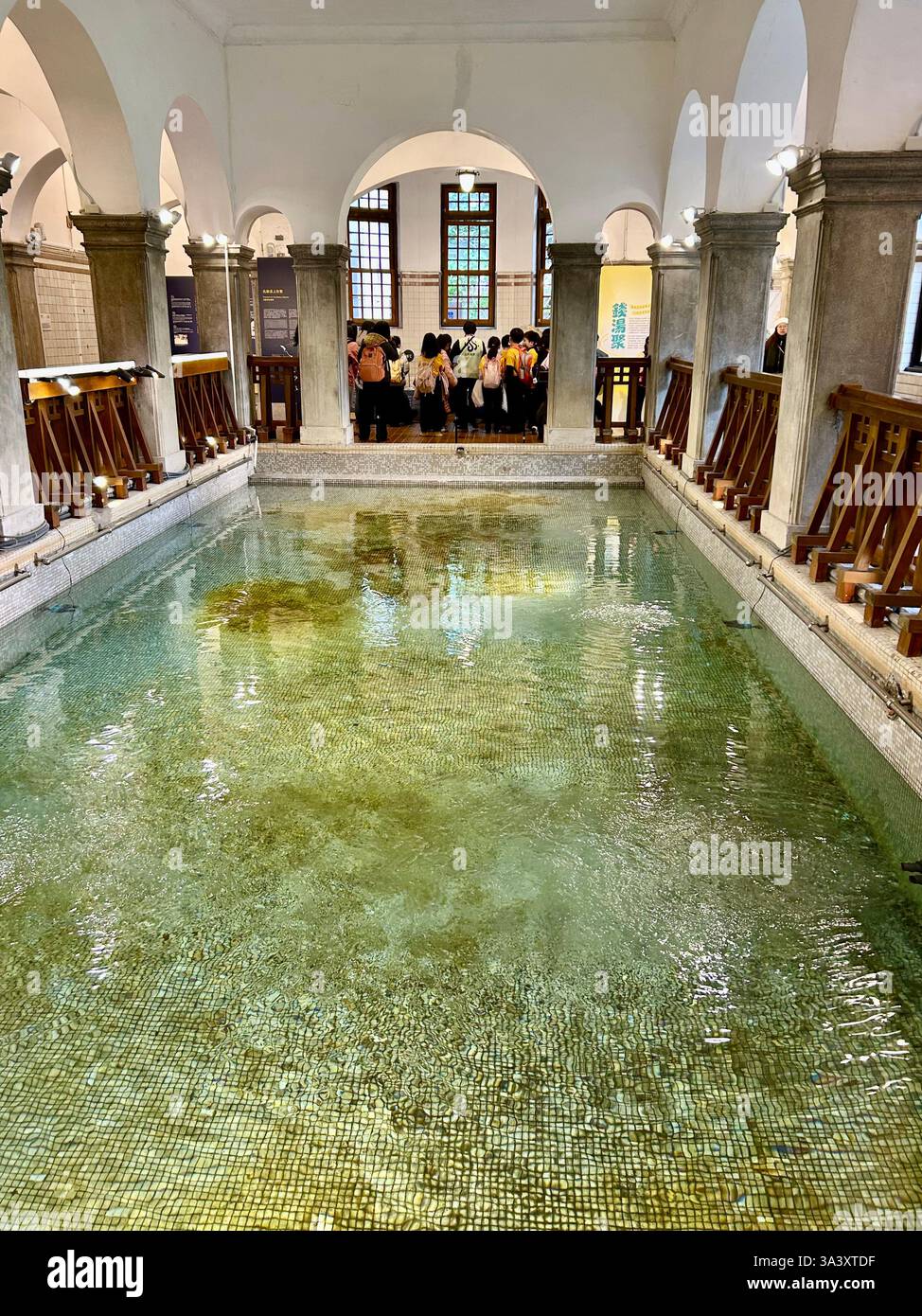 Taipei, Taiwan, folla, bambini scolastici, persone in visita, sorgenti termali di Beitou e Thermal Valley, museo delle terme Foto Stock