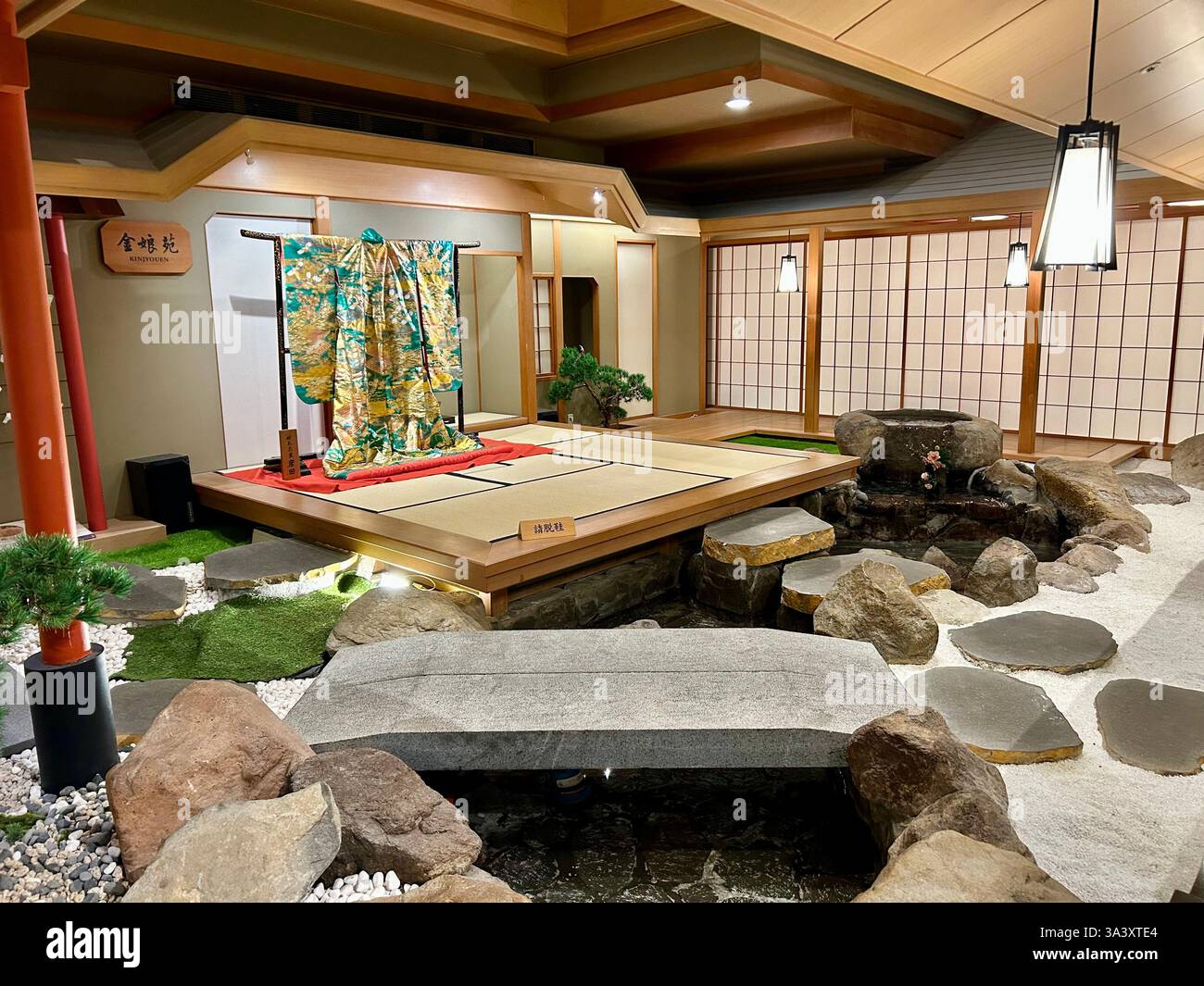 Taipei, Taiwan, Vista all’interno di un hotel giapponese di lusso, resort termale, design interno tradizionale "Kagaya", hotel affascinante - Immagine stock catturata con smartphone