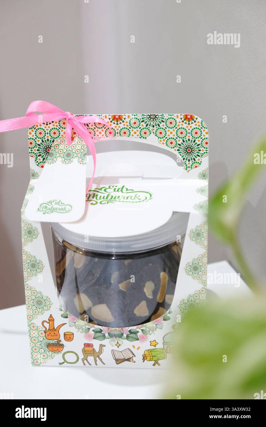 Cestini di pacchi in omaggio con biscotti indonesiani per la celebrazione eid al fitr. Foto Stock