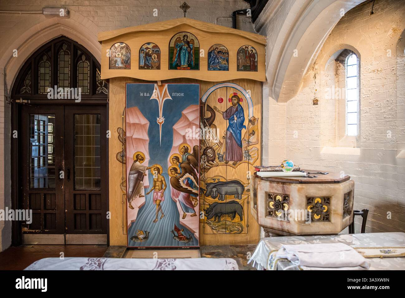 Fonte all'interno di una chiesa greco-ortodossa. Foto Stock