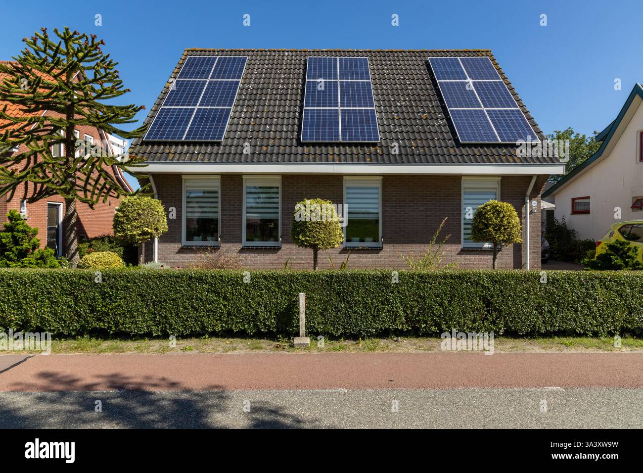 Pannelli solari privati su una casa familiare bungalow indipendente sul tetto. Foto Stock