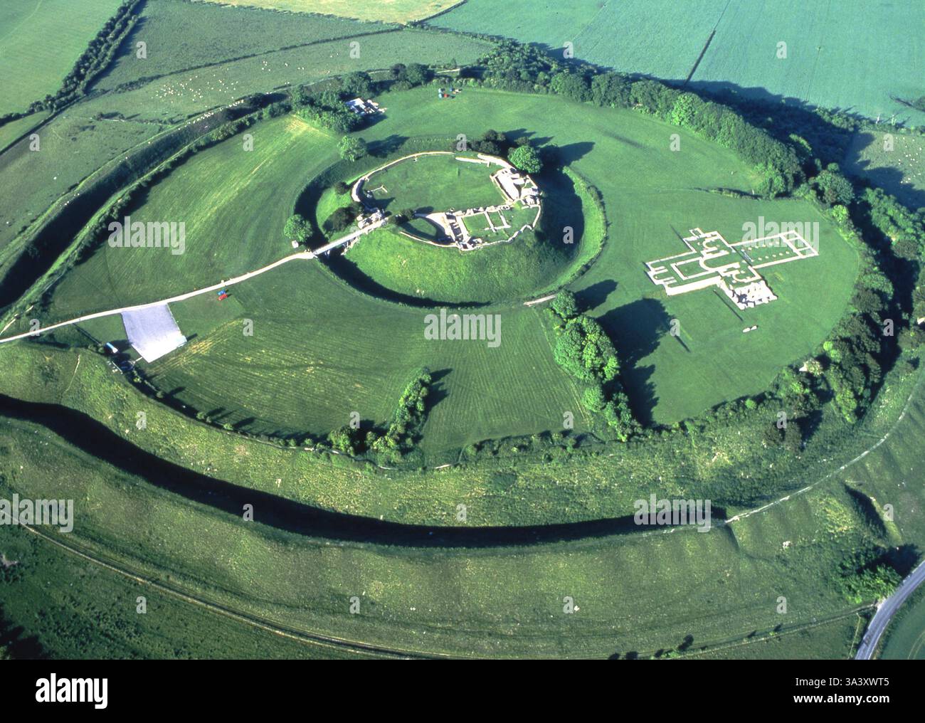 Old Sarum, Wiltshire. Il tumulo di età del ferro hill fort in cui è stata costruita la prima cattedrale di Salisbury. Il piano di massa è chiaramente contrassegnati e si è detto essere un centro per importanti leys. Foto Stock