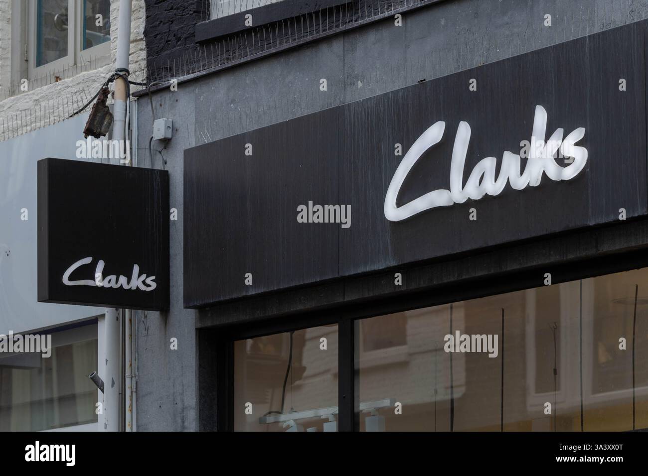 Logo del negozio di scarpe Clarks sopra l'ingresso del negozio. Foto Stock