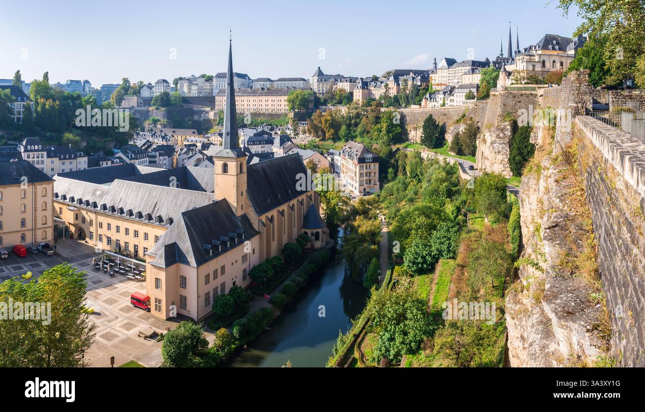 Vista della valle dell'Alzette nella città di Lussemburgo con l'Abbazia di Neimënster e il quartiere Grund dominato dal quartiere Ville-Haute, la città vecchia. Foto Stock