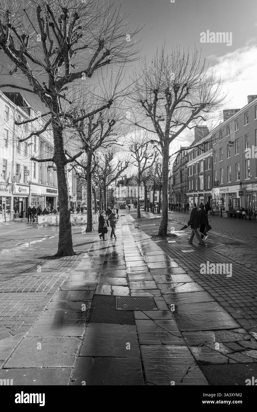 Gli amanti dello shopping e i turisti camminano lungo Parliament Street in una giornata umida ma soleggiata nell'acida città di York, Yorkshire, Inghilterra. Foto Stock