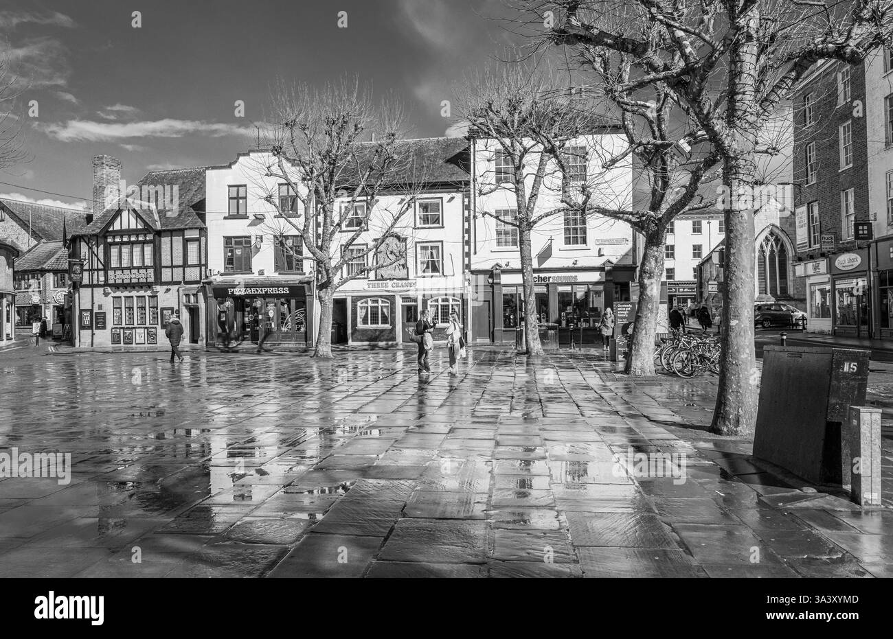 Gli amanti dello shopping e i turisti camminano in una giornata umida ma soleggiata lungo piazza St Sampson nell'acida città di York, Yorkshire, Inghilterra. Foto Stock
