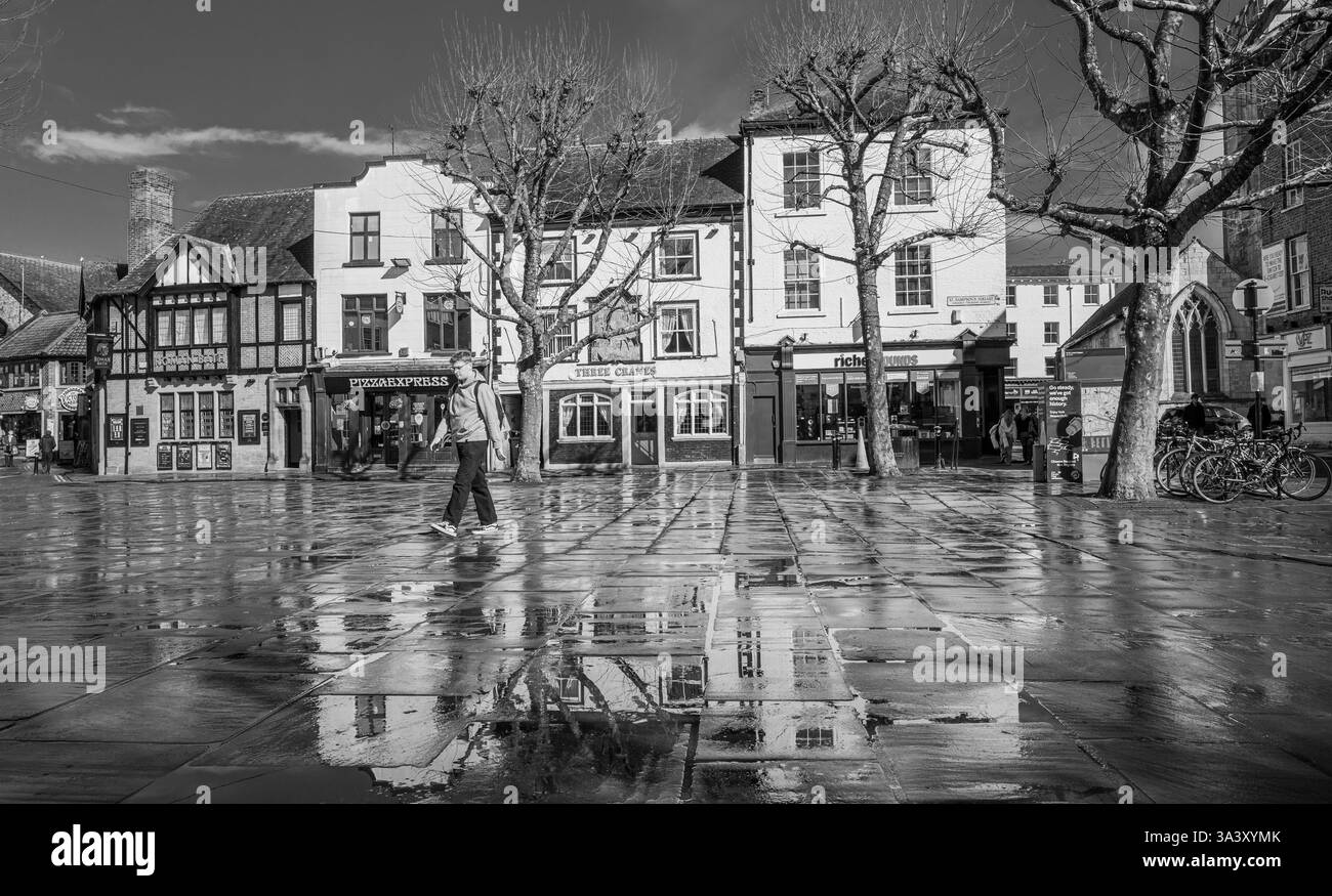 Gli amanti dello shopping e i turisti camminano in una giornata umida ma soleggiata lungo piazza St Sampson nell'acida città di York, Yorkshire, Inghilterra. Foto Stock