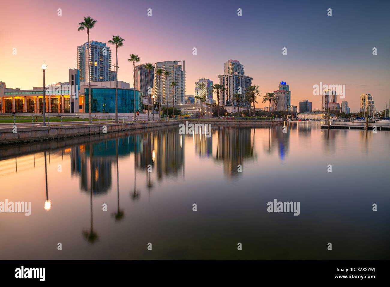 St. Petersburg, Florida, Stati Uniti. Immagine del paesaggio urbano di San Pietroburgo, Florida, con riflessi dello skyline della città in acqua al bellissimo tramonto. Foto Stock