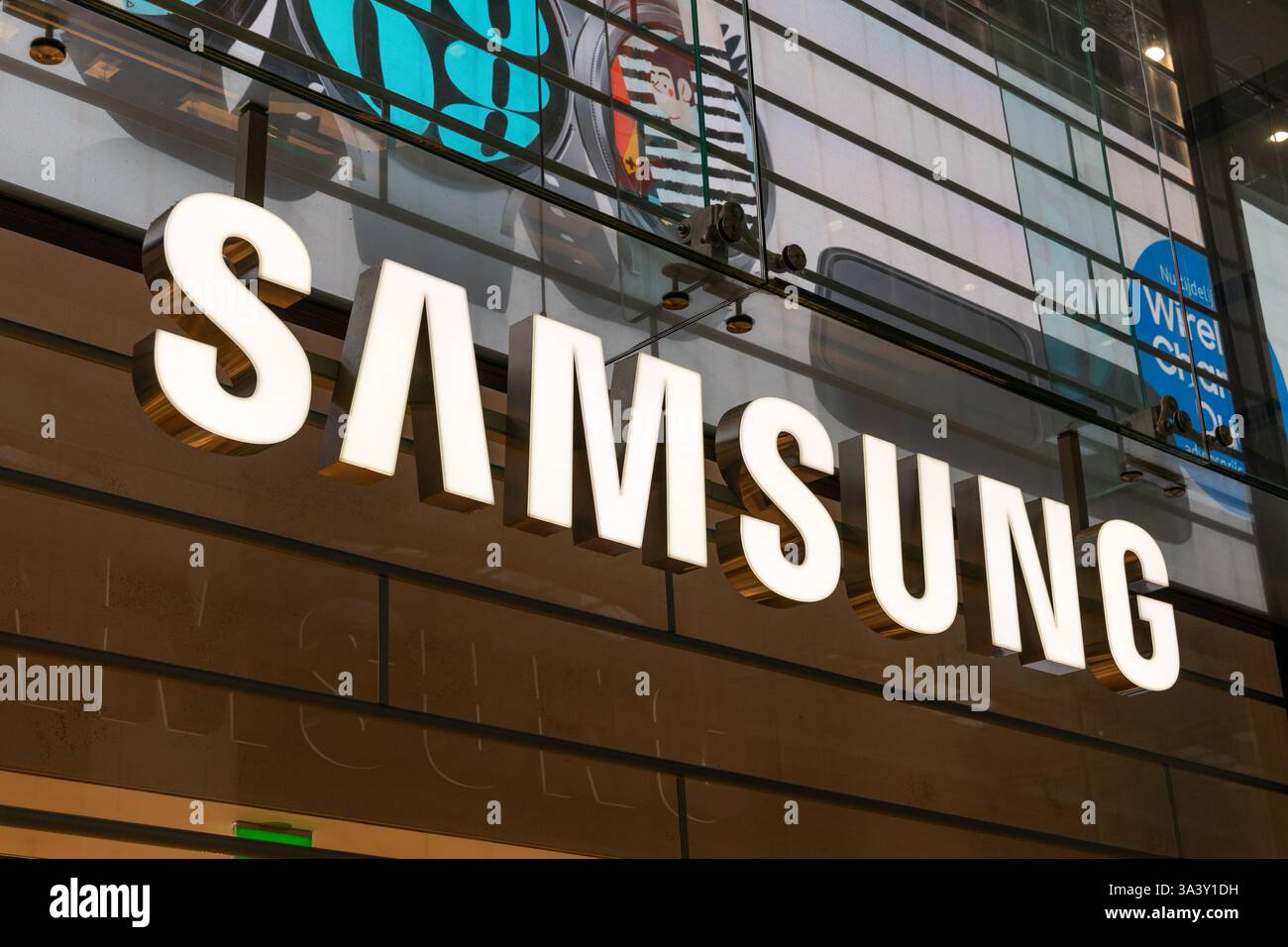 Logo Samsung Shop presso il centro commerciale Hoog Catharijne a Utrecht. Lettere 3D Samsung con parte anteriore bianca e lato cromato. Foto Stock