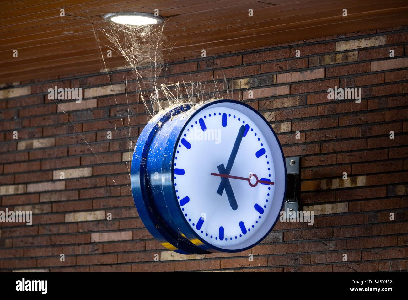 orologio dei trasporti pubblici dove l'ora si ferma. 5 e 5. Ragnatela e polvere sull'orologio. Foto Stock