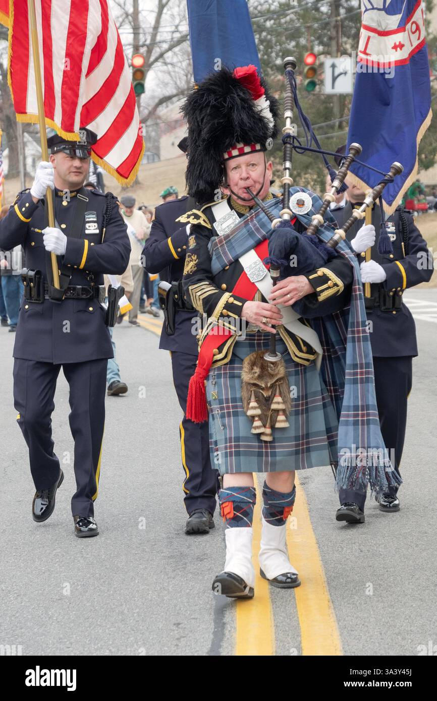 Il leggendario bagpiper Joe Brady apre la sfilata Peekskill Staint Peter's Day del 2025 nel centro di Peekskill, Westchester, New York. Foto Stock