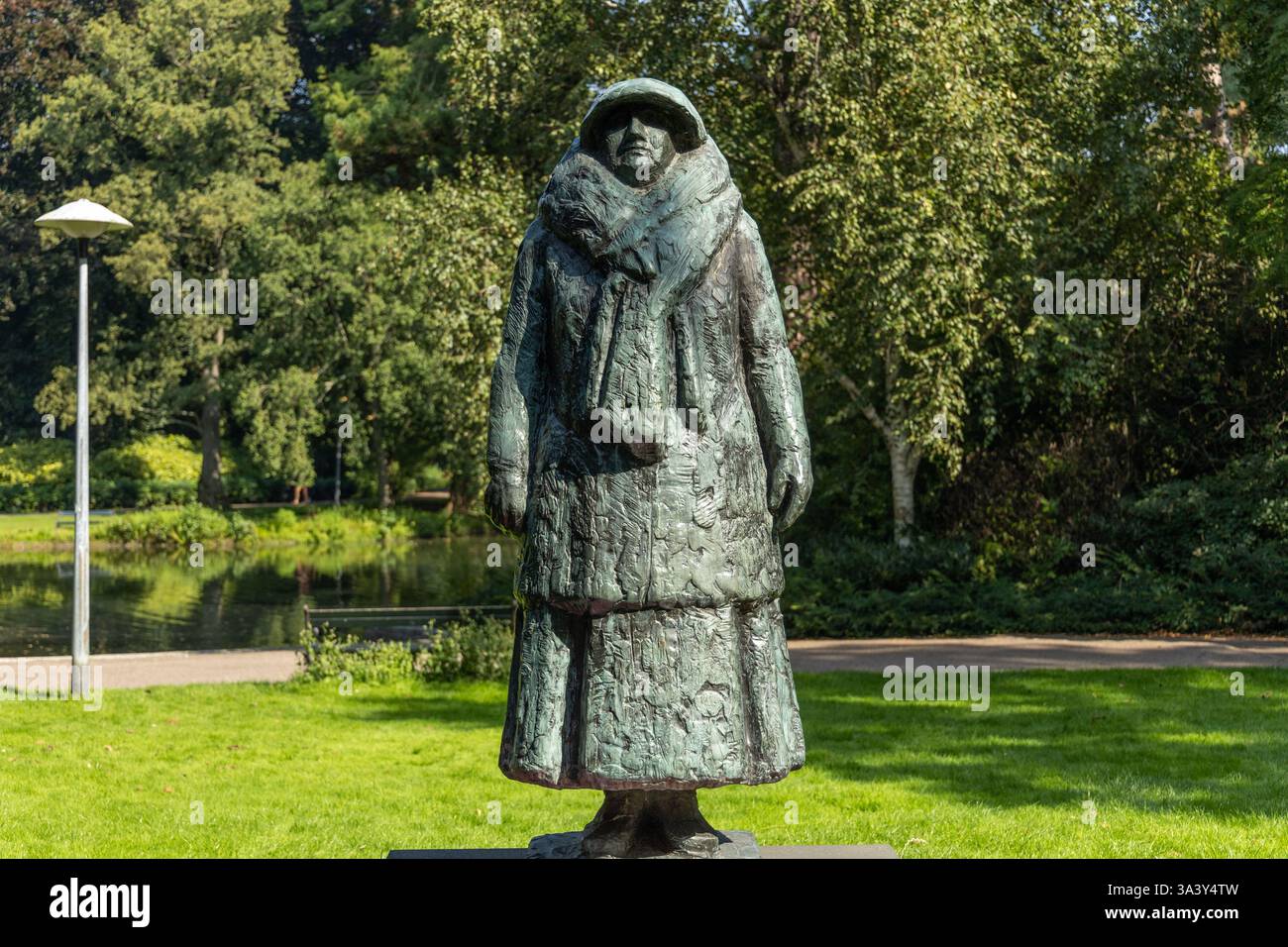 La statua di Wilhelmina Wilhelminapark. Il Wilhelmina Park è un romantico parco cittadino con molti alberi antichi. Foto Stock