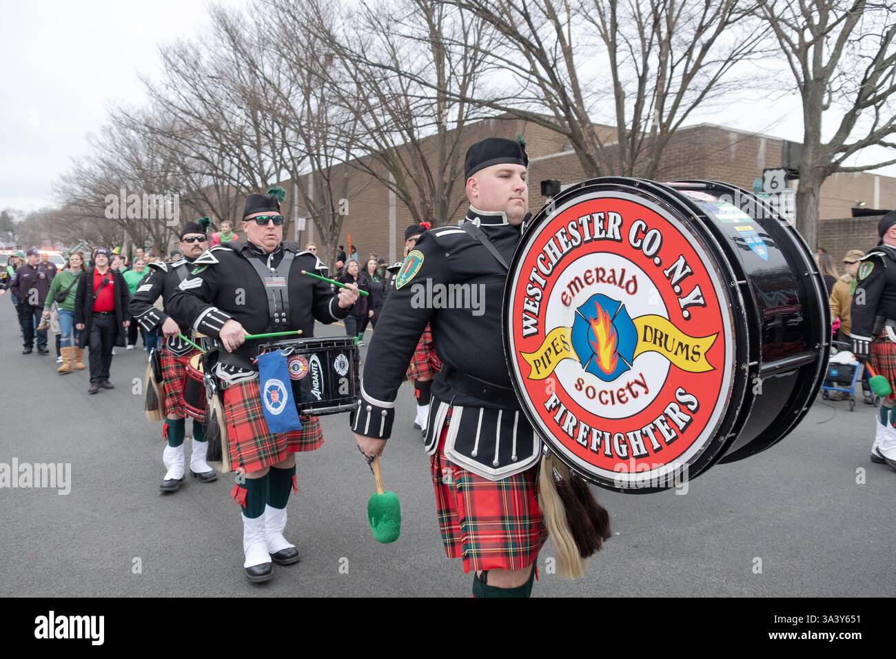 La Westchester County Firefighters Pipes and Drums band marcia nella Peekskill St Patrick's Day Parade del 2025. Foto Stock