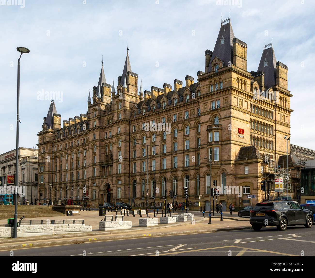 L'hotel Radisson RED, nel centro di Liverpool, Inghilterra, Regno Unito, ex North Western Hotel, architetto Alfred Waterhouse 1871 Foto Stock