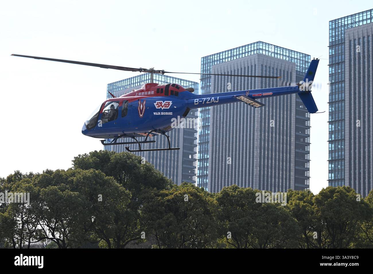 SUZHOU, CINA - 18 MARZO 2025 - Un volo di prova in elicottero dal Centro finanziario centrale Internazionale di Hongqiao al Porto di Taicang nella provincia di Jiangsu duri Foto Stock
