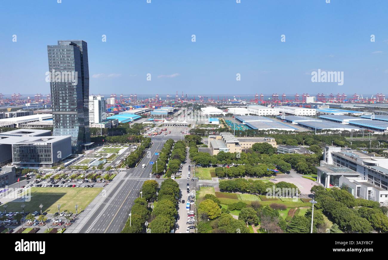 SUZHOU, CINA - 18 MARZO 2025 - Un volo di prova in elicottero dal Centro finanziario centrale Internazionale di Hongqiao al Porto di Taicang nella provincia di Jiangsu duri Foto Stock