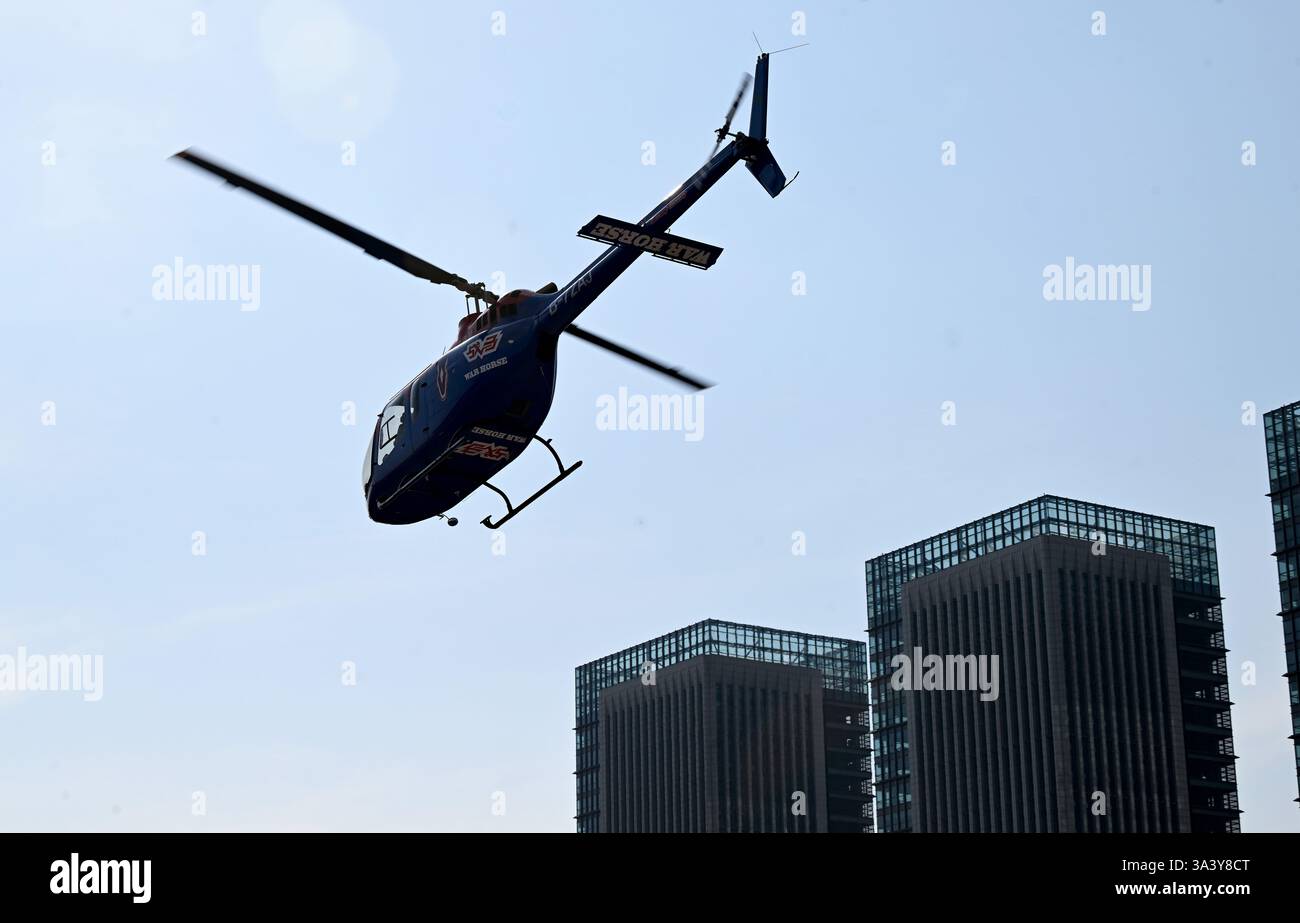 SUZHOU, CINA - 18 MARZO 2025 - Un volo di prova in elicottero dal Centro finanziario centrale Internazionale di Hongqiao al Porto di Taicang nella provincia di Jiangsu duri Foto Stock