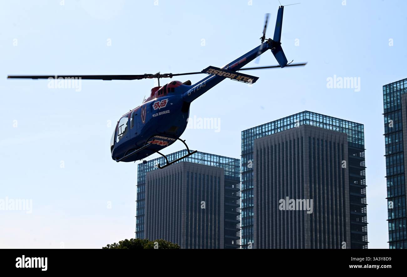 SUZHOU, CINA - 18 MARZO 2025 - Un volo di prova in elicottero dal Centro finanziario centrale Internazionale di Hongqiao al Porto di Taicang nella provincia di Jiangsu duri Foto Stock