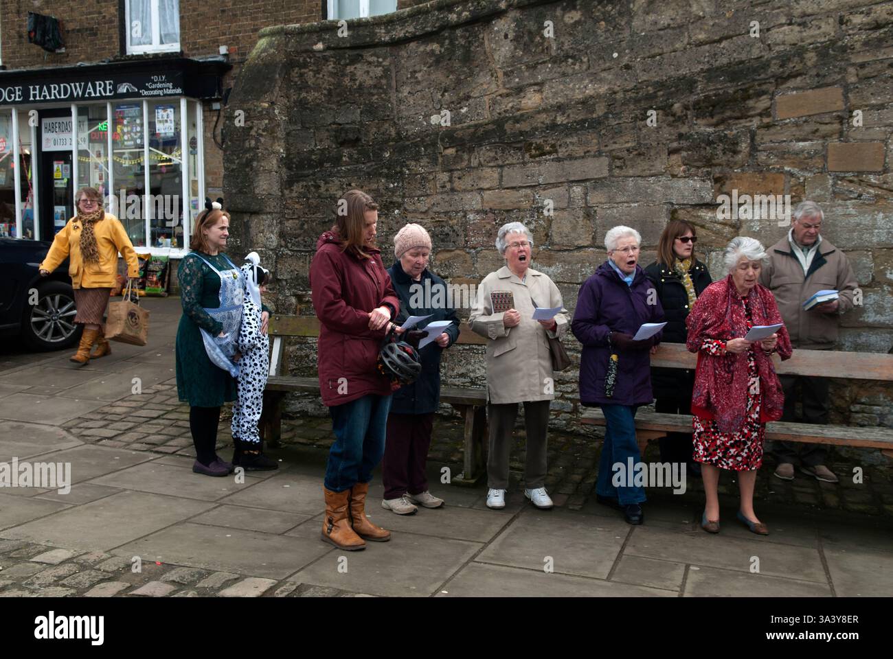 I cristiani partecipano alla Processione di testimonianza del venerdì Santo di Pasqua nel Regno Unito. Si recano preghiere e inni cantati nello storico Trinity Bridge. Crowland, Lincolnshire, Inghilterra 30 marzo 2018 2010s UK HOMER SYKES Foto Stock