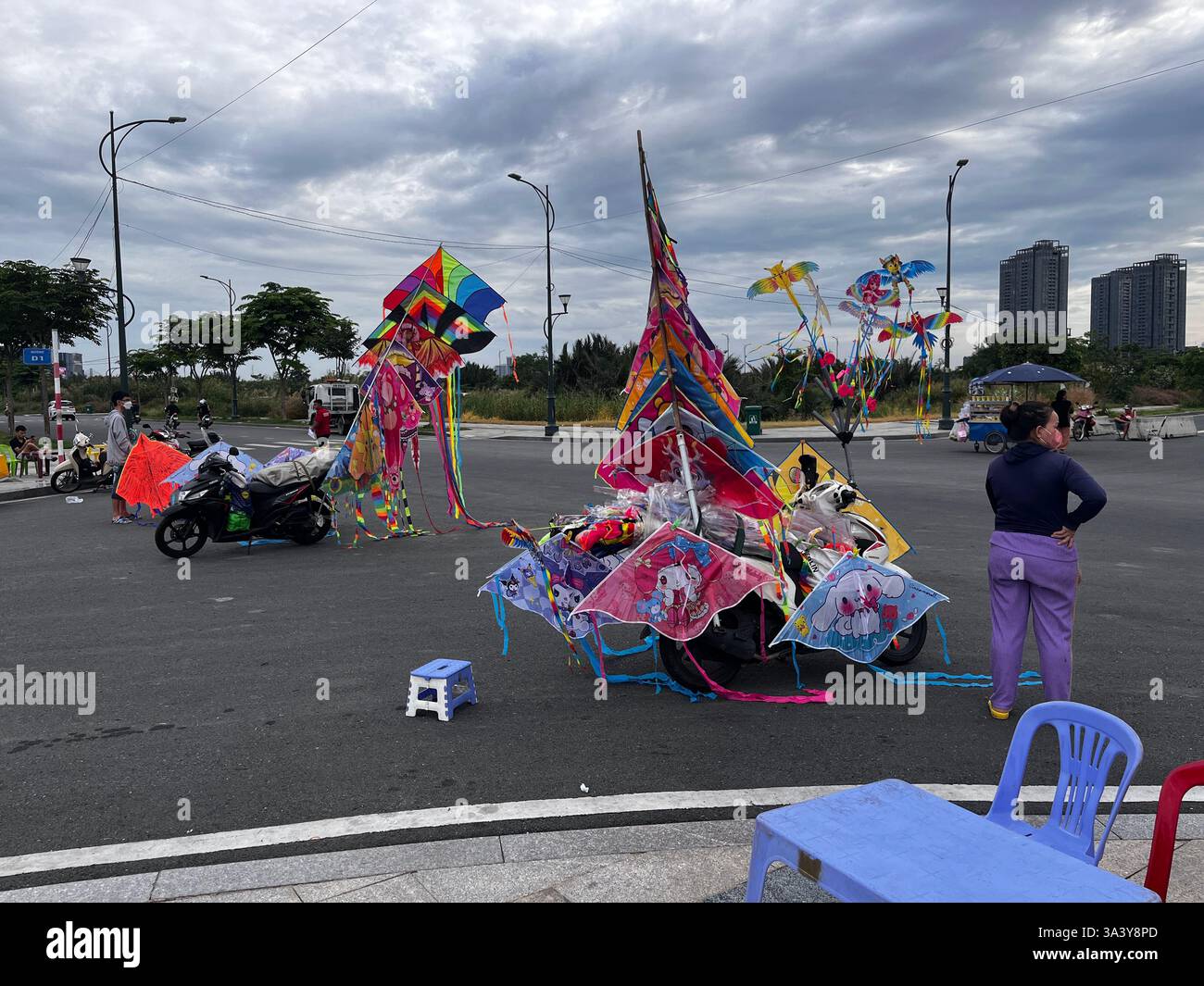 ho chi minh City - Vietnam 2024 - le famiglie vietnamite amano volare con gli aquiloni, il volo con gli aquiloni è popolare durante i mesi primaverili ed estivi, Foto Stock