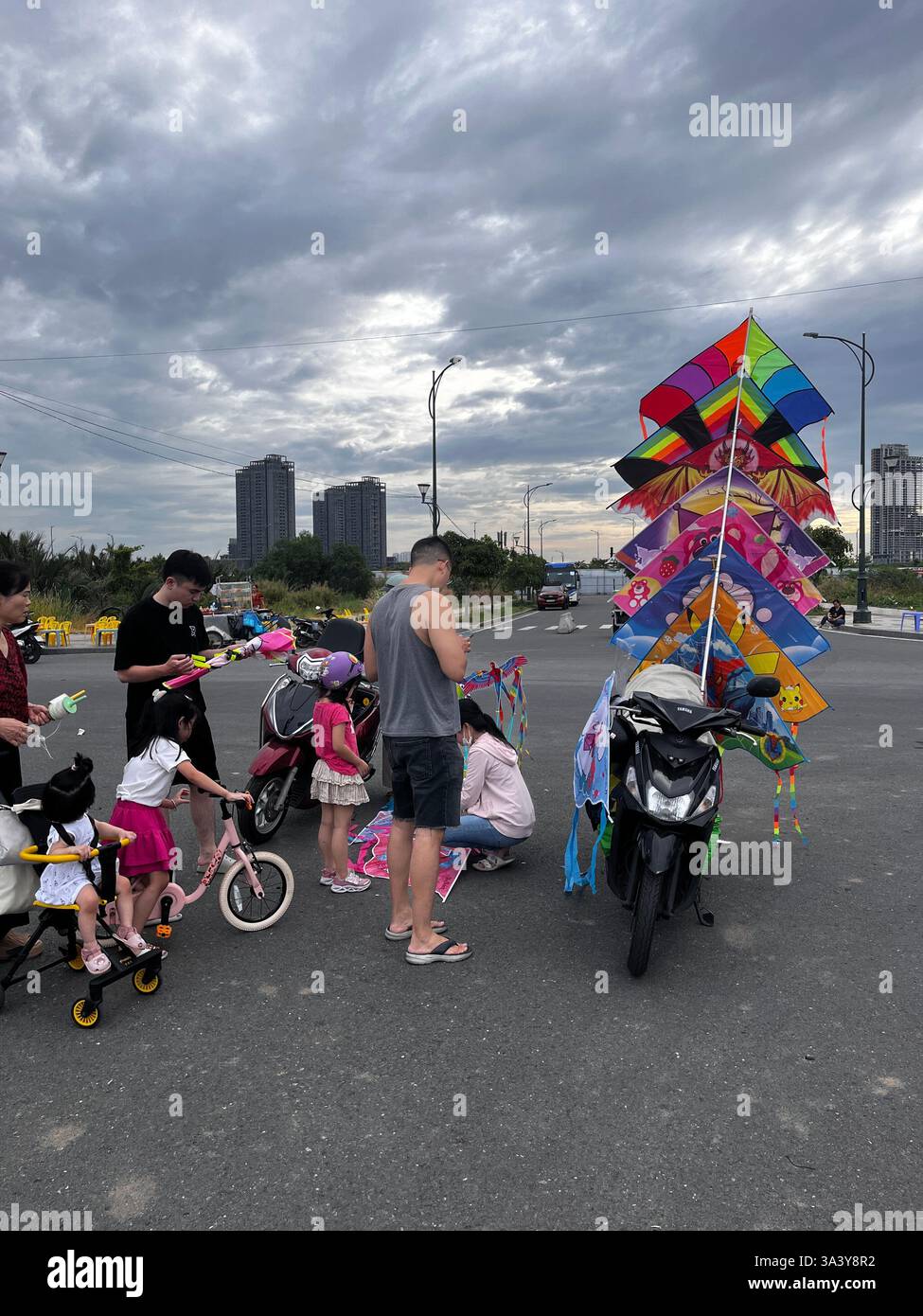 ho chi minh City - Vietnam 2024 - le famiglie vietnamite amano volare con gli aquiloni, il volo con gli aquiloni è popolare durante i mesi primaverili ed estivi, Foto Stock