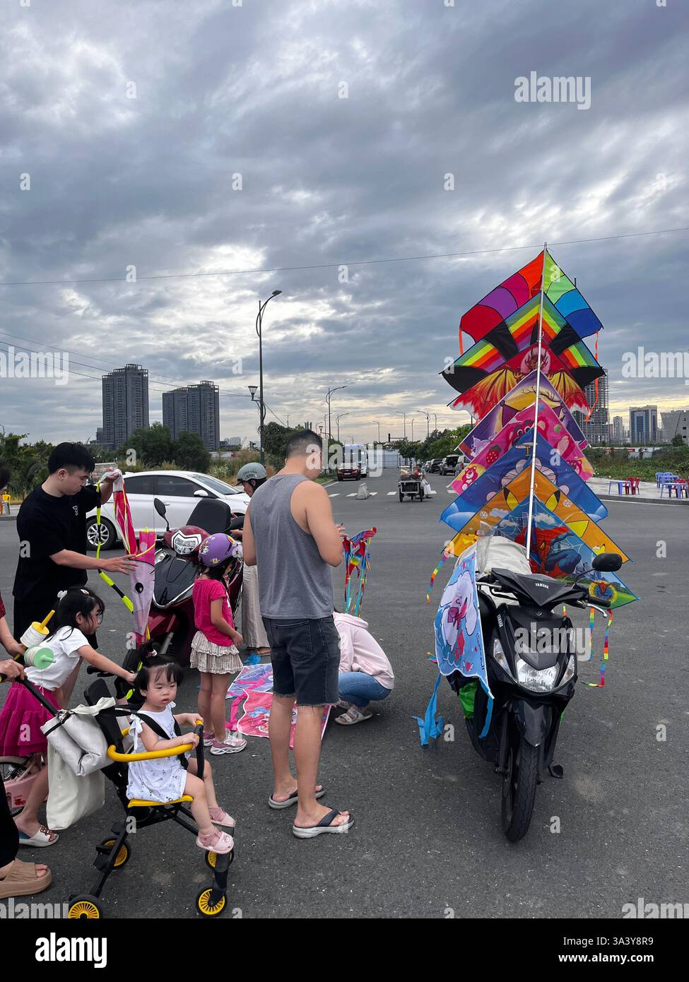 ho chi minh City - Vietnam 2024 - le famiglie vietnamite amano volare con gli aquiloni, il volo con gli aquiloni è popolare durante i mesi primaverili ed estivi, Foto Stock