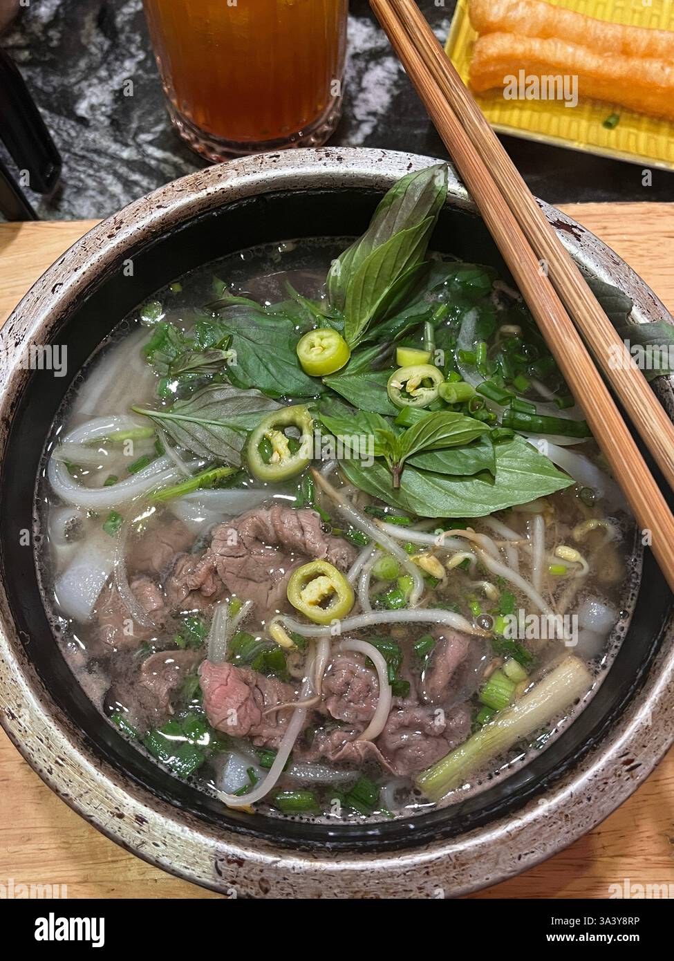 ho chi minh City - Vietnam 2024 - zuppa di noodles caldi di pollo Foto Stock
