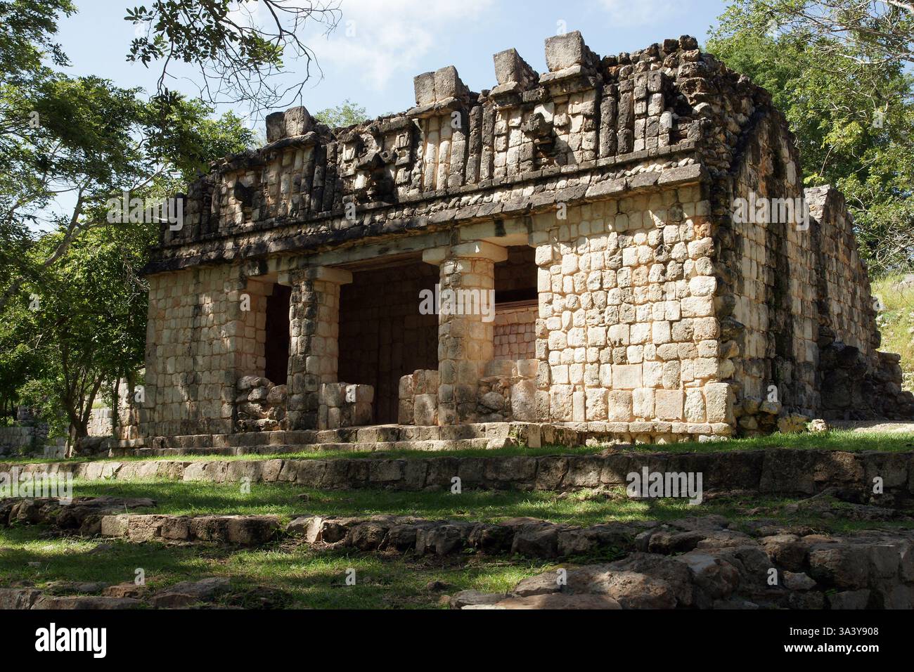 Messico. Yucatan. Uxmal. Vista di uno degli edifici. Foto Stock