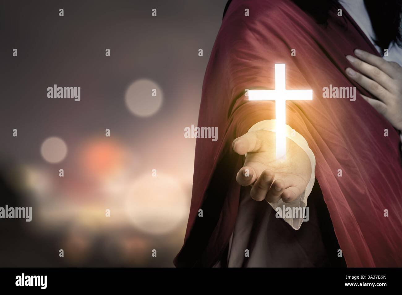 Gesù Cristo che si allontana a braccia aperte mostrando una croce illuminata. Concetto di cristianesimo, fede e spiritualità Foto Stock