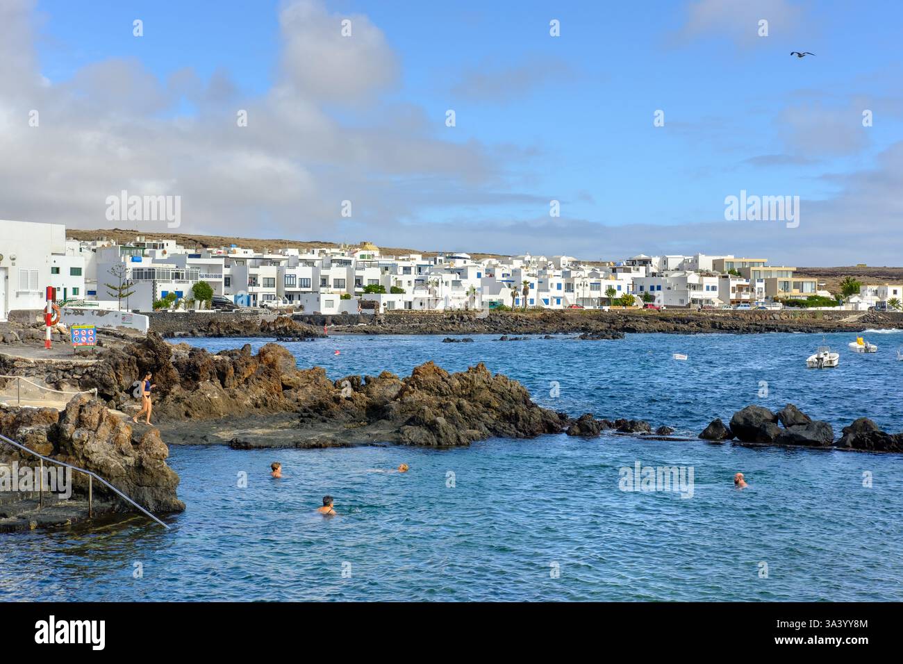 Persone che nuotano nelle piscine naturali di roccia "piscina Natural Las Rosas" a Punta Mujeres. Foto Stock