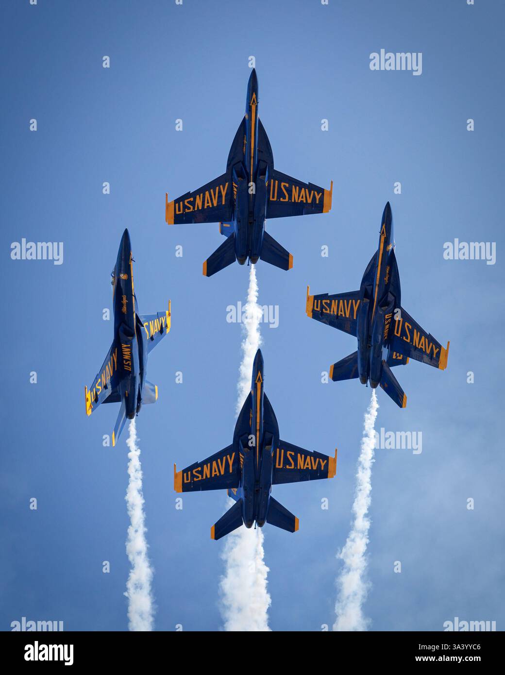 I Blue Angels della Marina degli Stati Uniti si esibiscono all'Oceana Airshow del 2024 a Virginia Beach, Virginia. Foto Stock