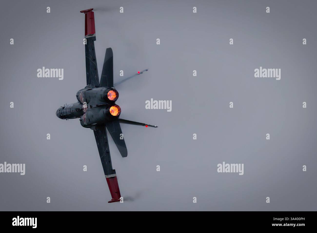 Un CF-18 della Canadian Air Force; con postbruciatori accesi, in una dimostrazione al 2024 Oceana Air Show a Virginia Beach, Virginia Foto Stock