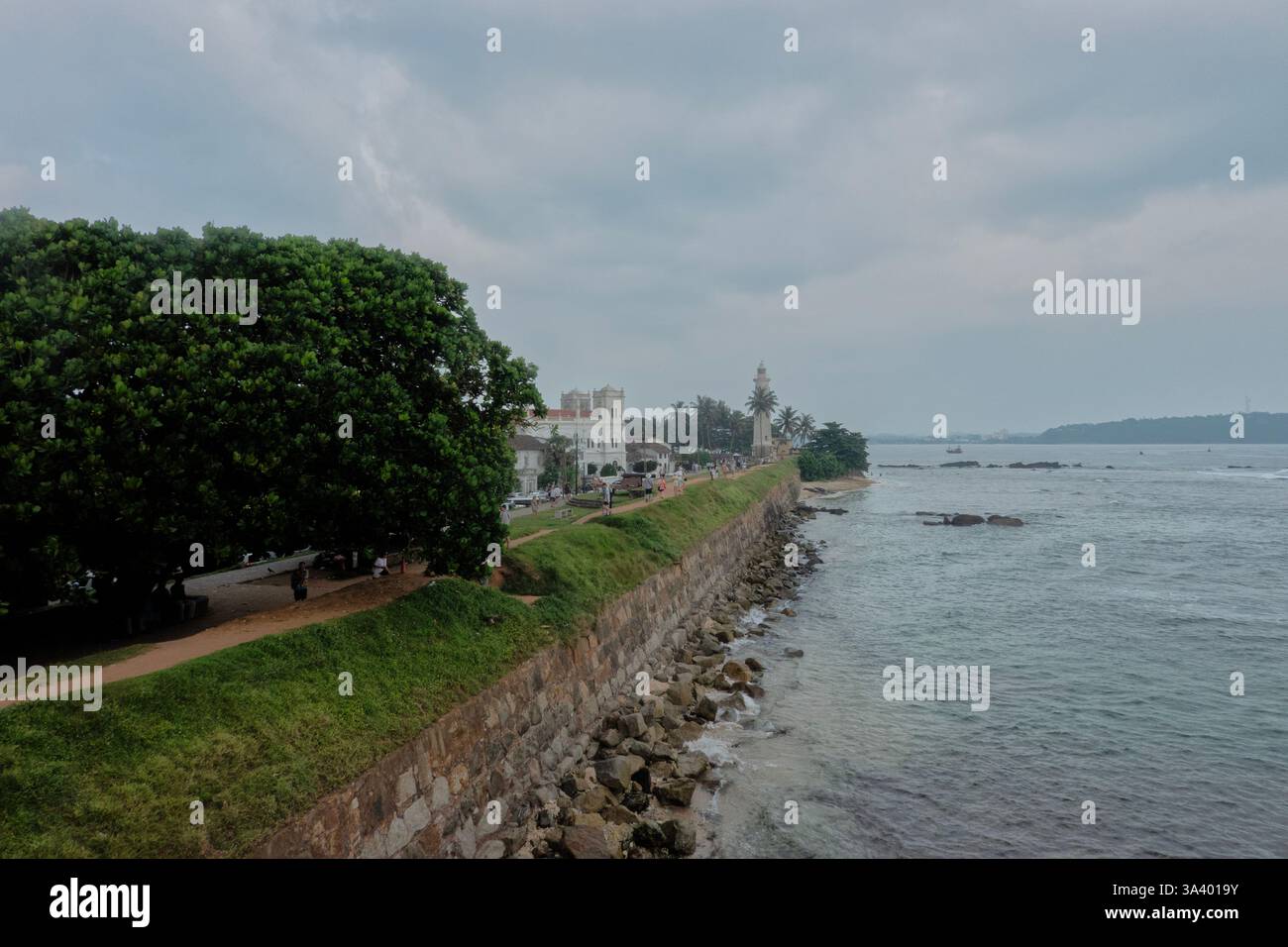 Vista dello storico faro di Galle e della Moschea di Galle Fort, Galle, Sri Lanka Foto Stock