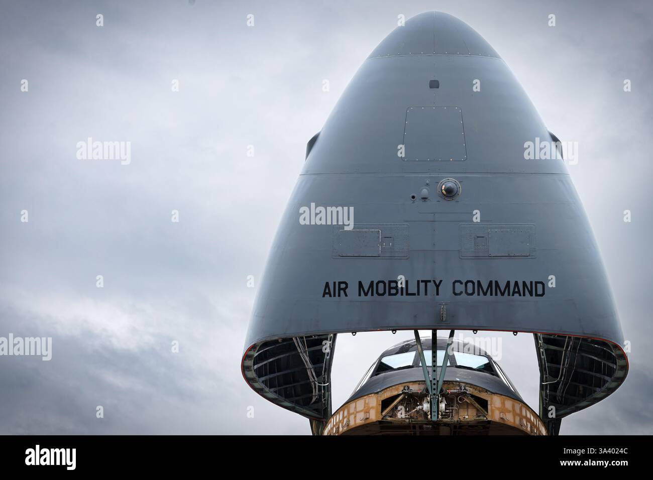 Un C-5 Galaxy della US Air Force, con la porta di carico anteriore aperta, in mostra al 2024 Oceana Airshow a Virginia Beach, Virginia. Foto Stock