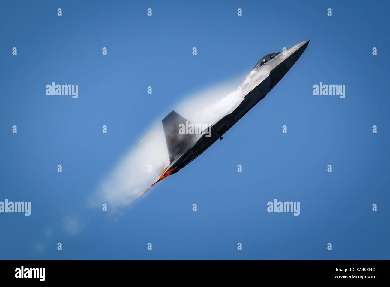 Un F-22 Raptor della US Air Force, circondato in vapore con post-bruciatore, al NAS Oceana Airshow del 2024 a Virginia Beach, Virginia. Foto Stock